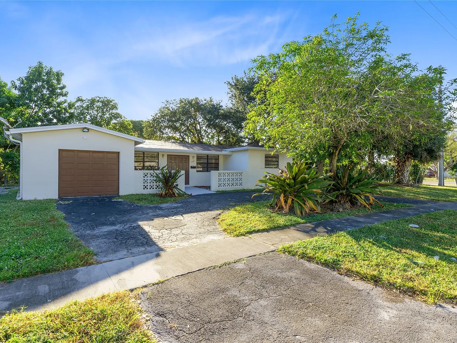 3 bed, 2.0 bath, 1296 sqft, $3,250 — Photo 1