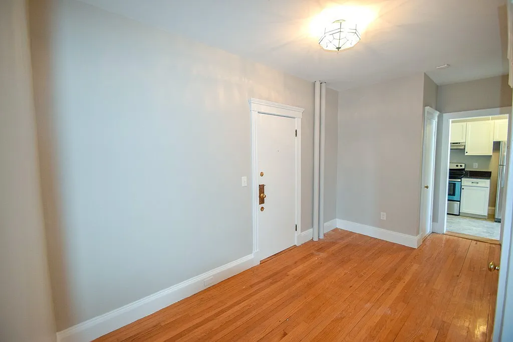 3 bed, 999 sqft, $4,900 — Photo 2
