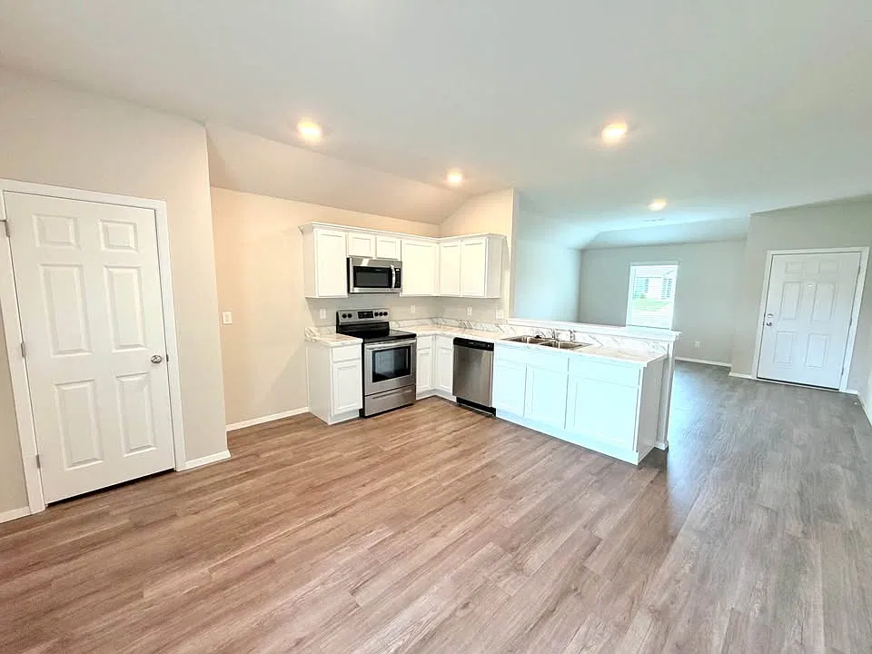 3 bed, 1216 sqft, $1,750 — Photo 2