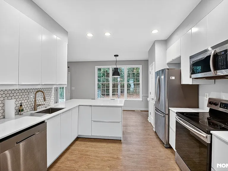 8006 Crenshaw Ln — Photo 7