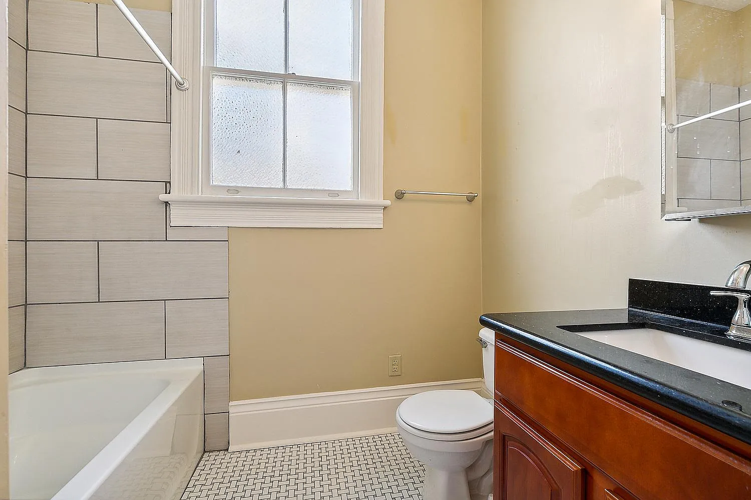 1 bed, 750 sqft, $1,200 — Photo 3