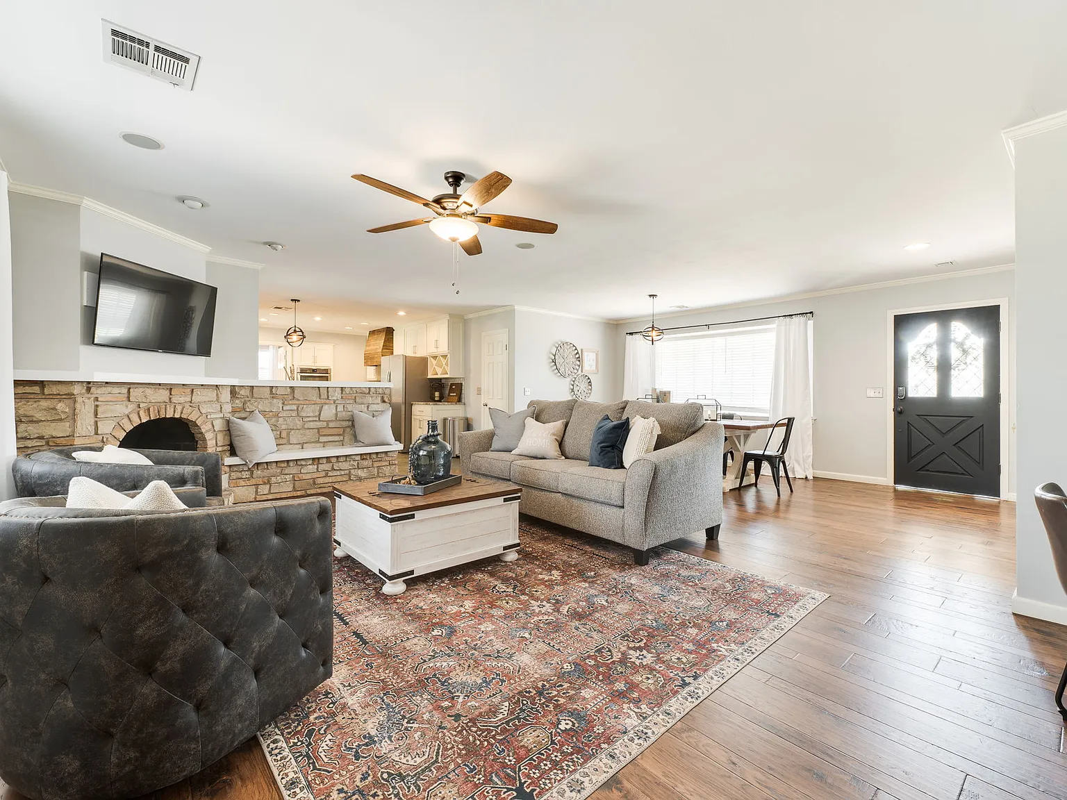 3 bed, 1891 sqft, $4,100 — Photo 4