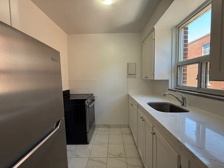 1299 Bayview Ave #18 — Photo 6