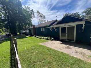 498 Oakwood Beach Dr, Brooklyn, MI 49230