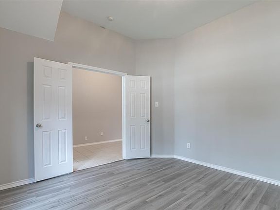 5th image of 2833 Bentwood Way