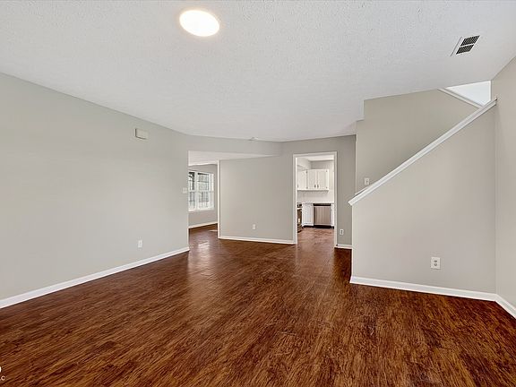 5th image of 920 Millbrook Dr