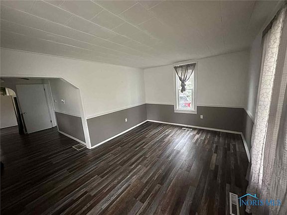 3rd image of 103 W Lynn St
