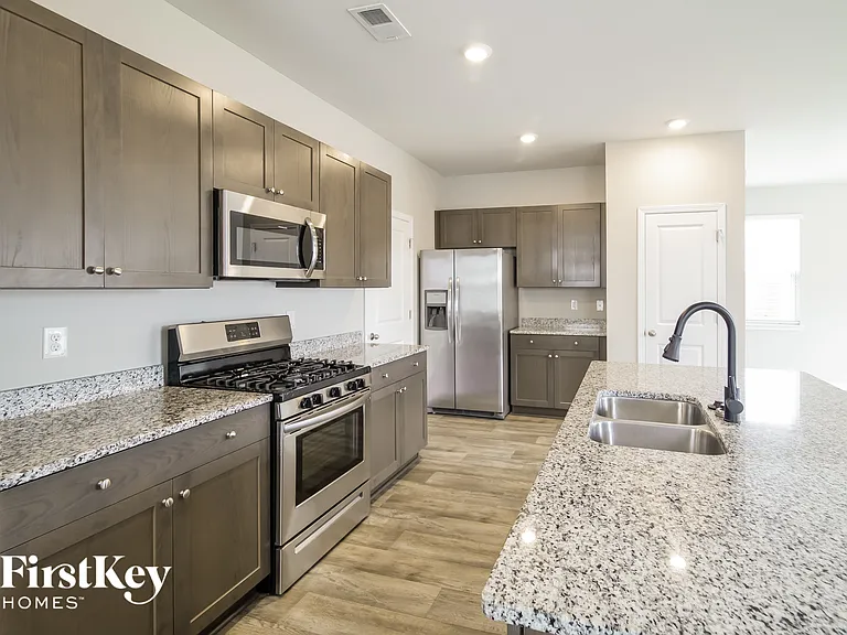 9733 Roseberry St — Photo 6
