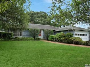 8 Wave Crest Dr, Islip, NY 11751