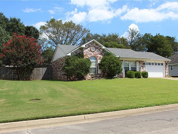3rd image of 2208 Emerald Dr