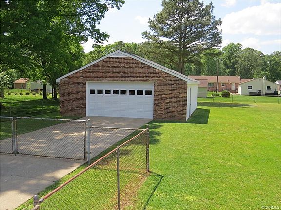 4th image of 302 Old Memorial Dr