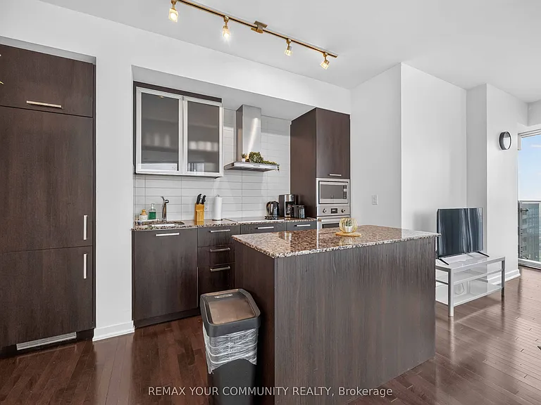 12 York St S #5102 — Photo 17