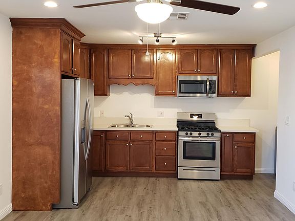 2nd image of 524 W 50th St