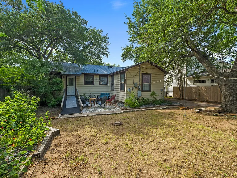 3206 Kerbey Ln — Photo 28