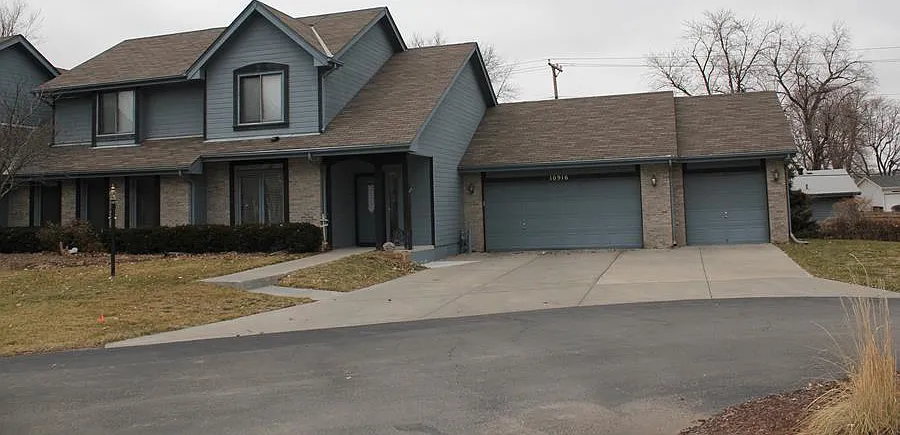 4 bed, 2.5 bath, 2400 sqft, $3,200 — Photo 1