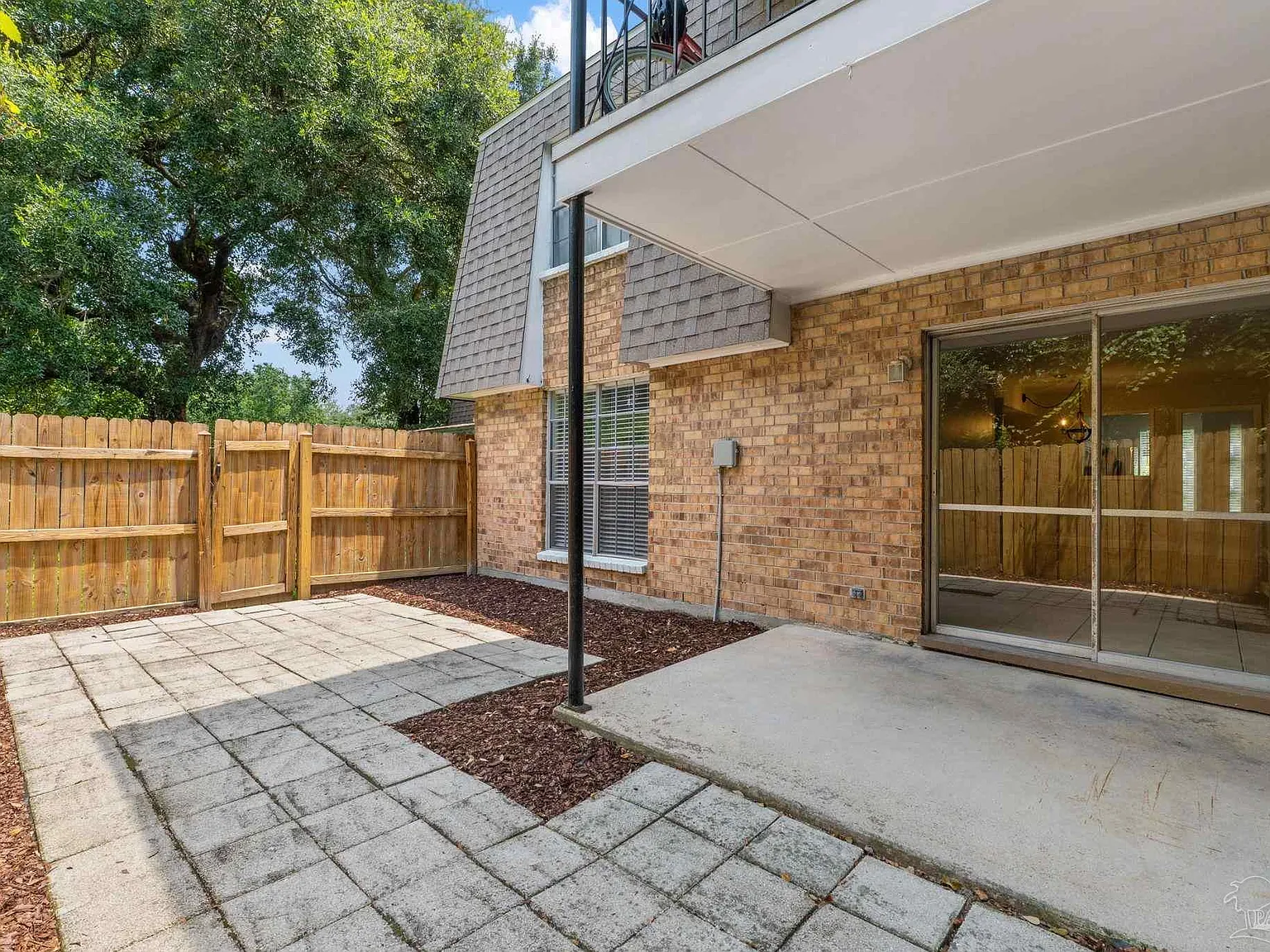 2 bed, 1.5 bath, 869 sqft, $1,400 — Photo 3