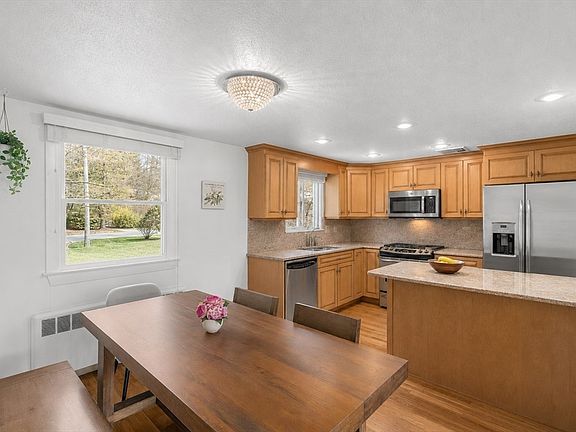 4th image of 332 Massapoag Ave