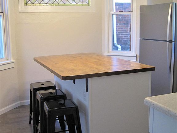 Eat-in seating for 4 with great light