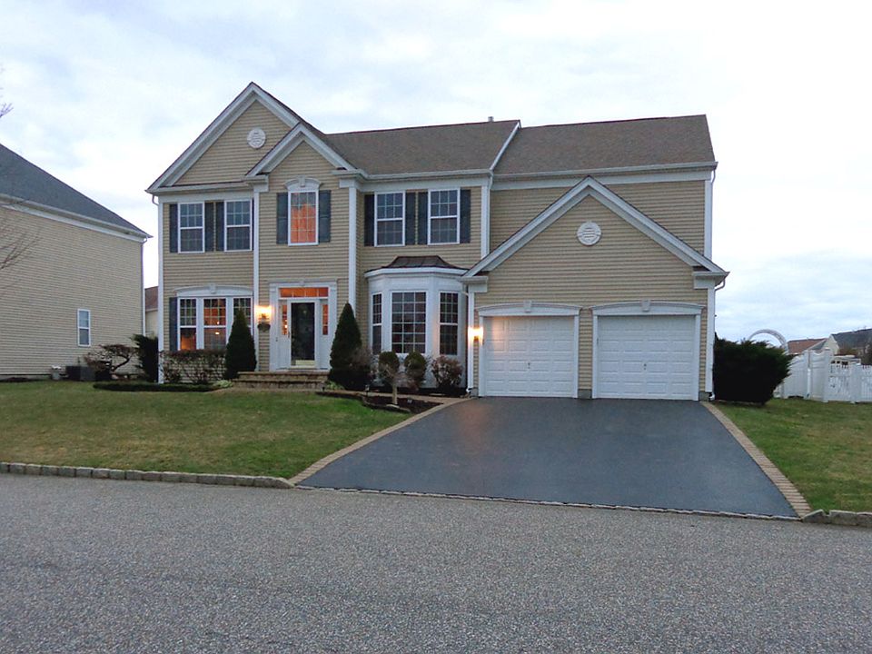 1st image of 28 Pinehurst Dr