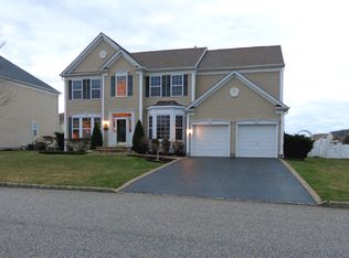 28 Pinehurst Dr, Mount Sinai, NY 11766