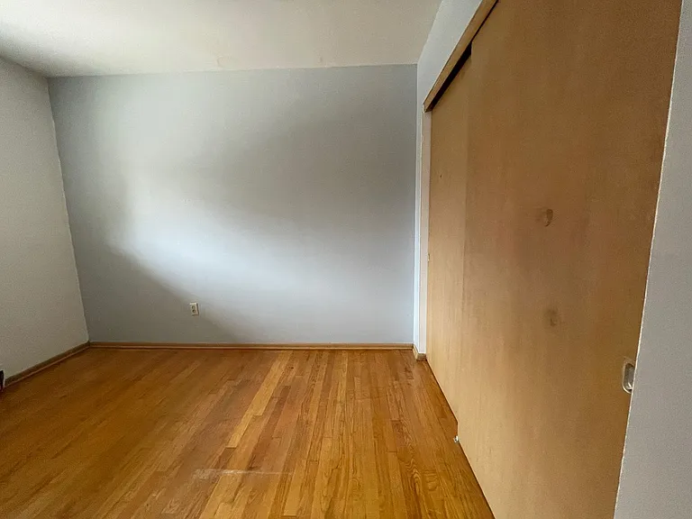 1466 N Farwell Ave — Photo 3