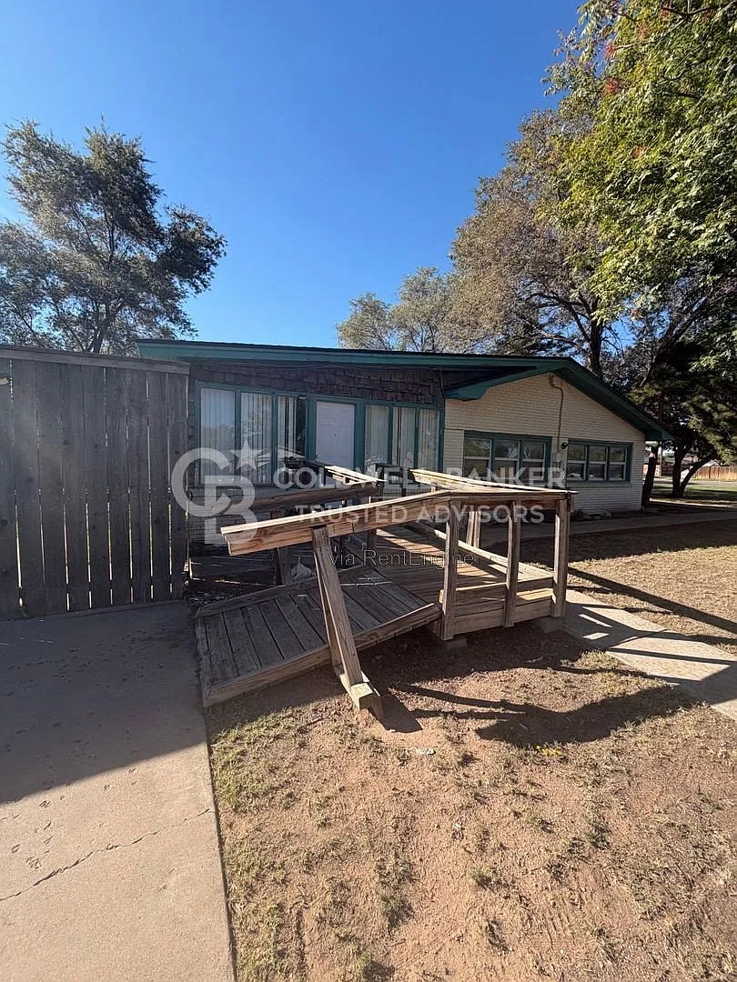 2 bed, 1.0 bath, 1100 sqft, $899 — Photo 1