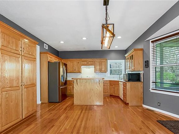 4th image of 18420 W 117th St