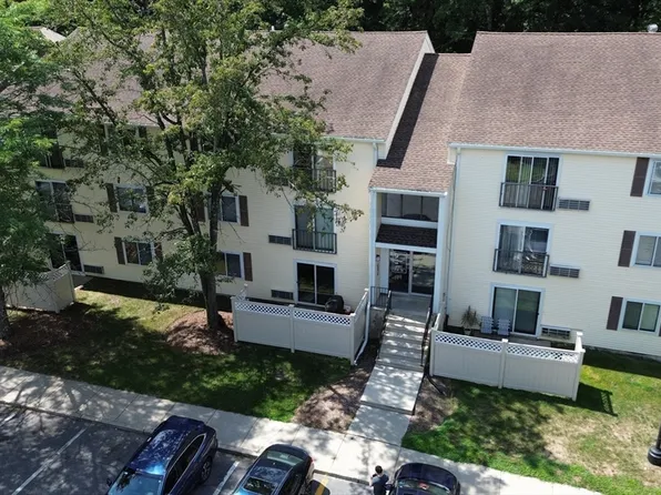 9 Village Hill Ln APT 13, Natick, MA 01760