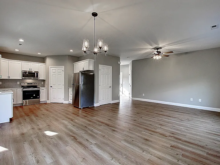 209 University Pkwy #36 — Photo 12