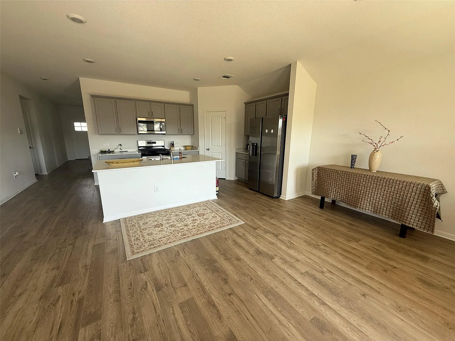 4 bed, 2.0 bath, 1860 sqft, $2,250 — Photo 3