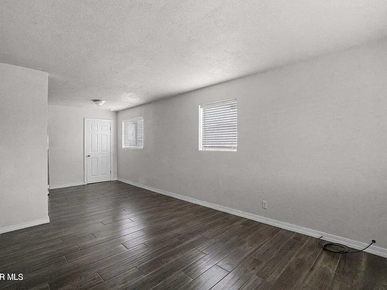 5316 Saxon Dr — Photo 6