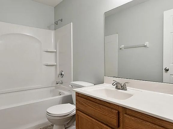 Upstairs Full Bathroom