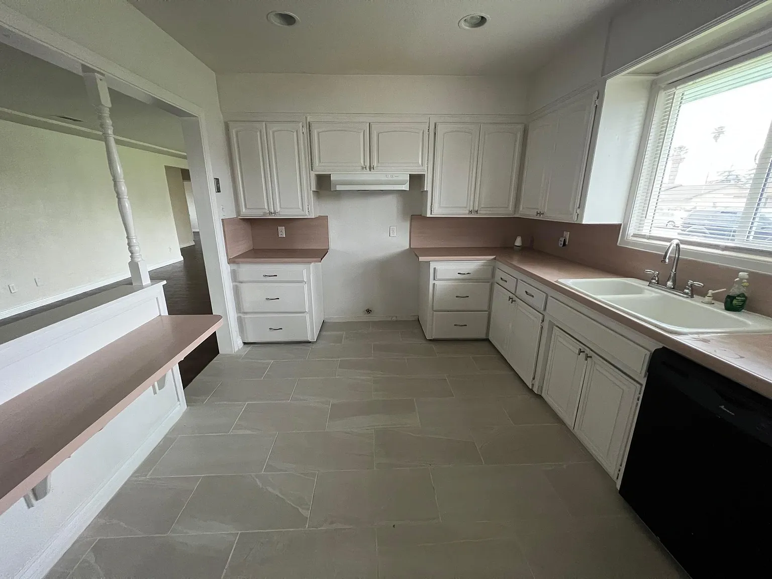 350 E Victoria Street — Photo 2