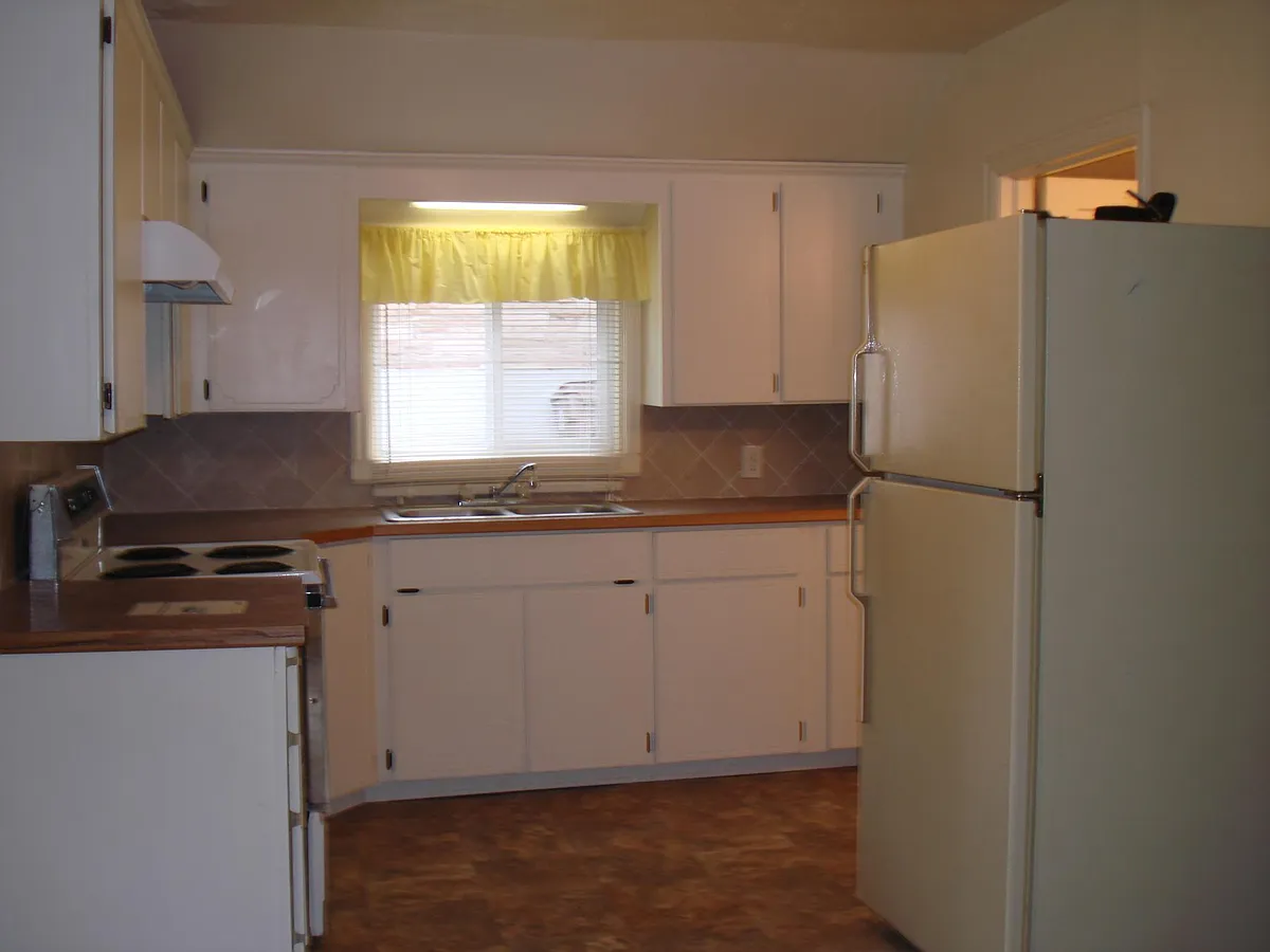 Building Photo - 1411 E Sanson Ave
