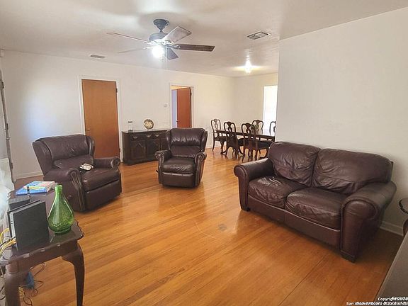 5th image of 310 E Glenview Dr.