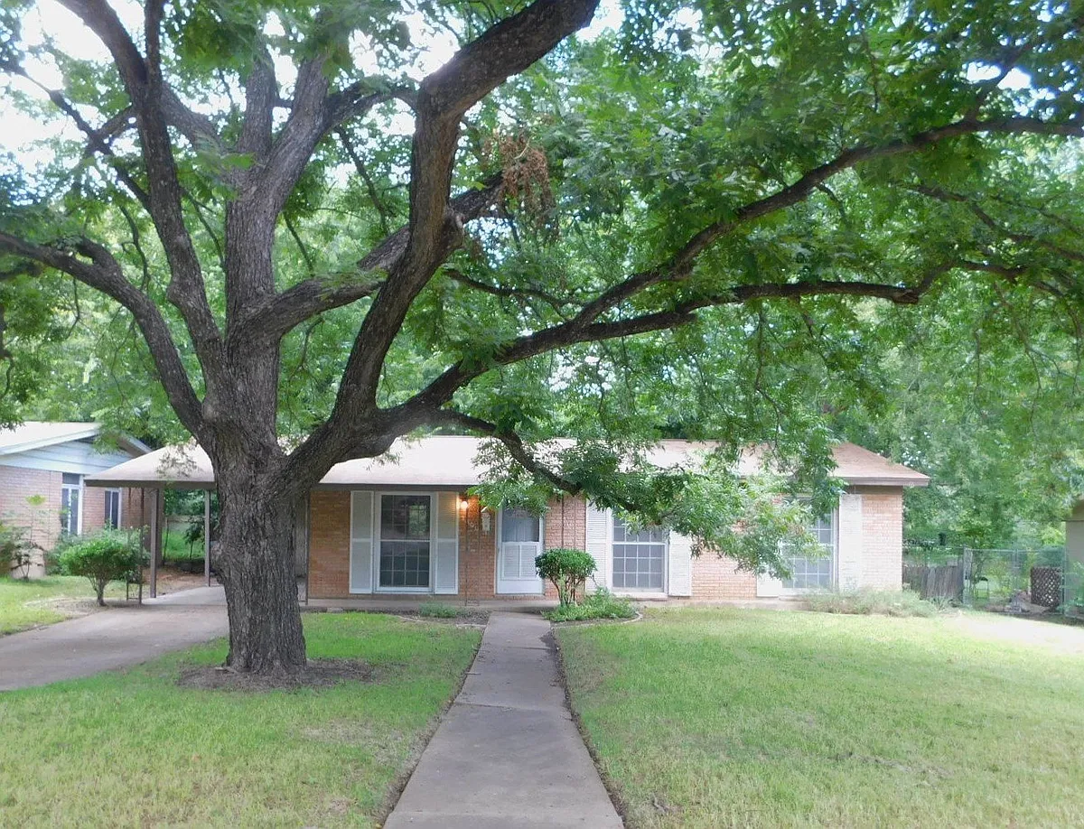Building Photo - 1400 Berkshire Dr