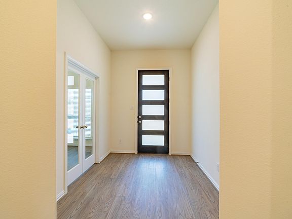 3rd image of 729 Millcreek Ln