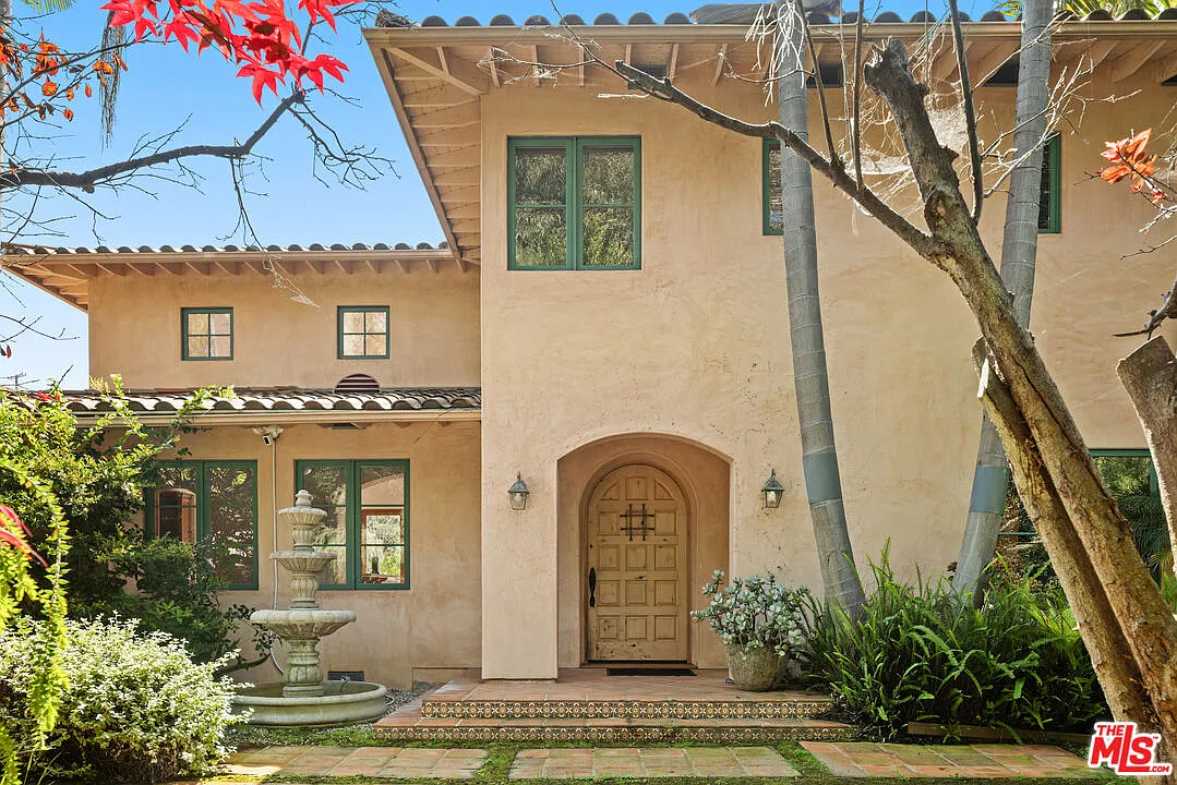 6 bed, 5.5 bath, 4071 sqft, $15,900 — Photo 1