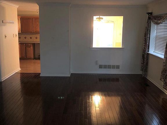 3rd image of 934 Woodstock Ct