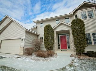 8924 Heatherton Ridge Dr, Savage, MN 55378