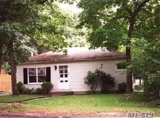 82 Rosemary Ln, Centereach, NY 11720