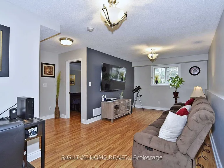 1434 Largo Cres — Photo 18
