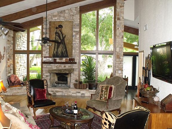 4th image of 300 Meadowlakes Dr