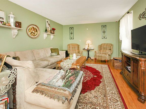 5th image of 5 Pineridge St