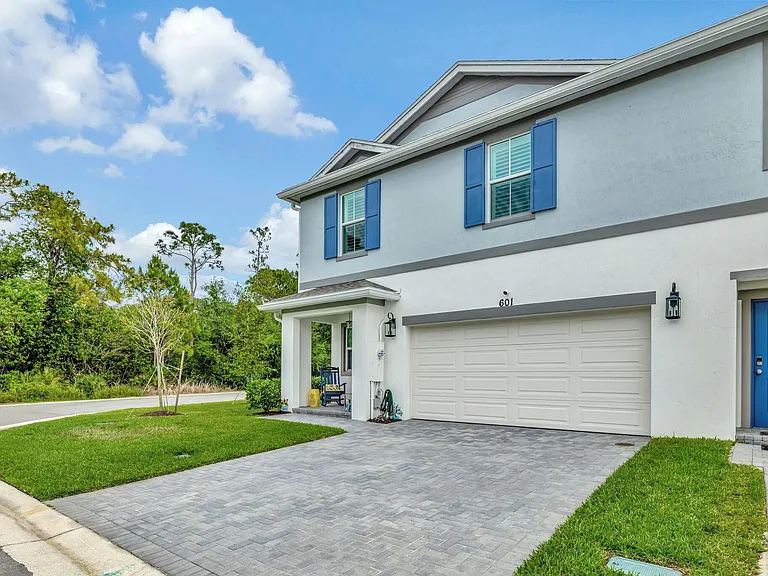 601 NE Waters Edge Ln — Photo 2