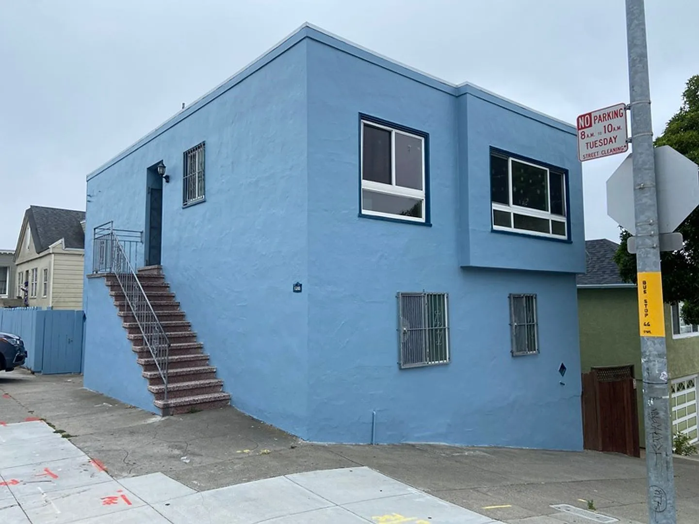 Spacious Corner Home in a Sunny Neighborhood (bayview) — Photo 1