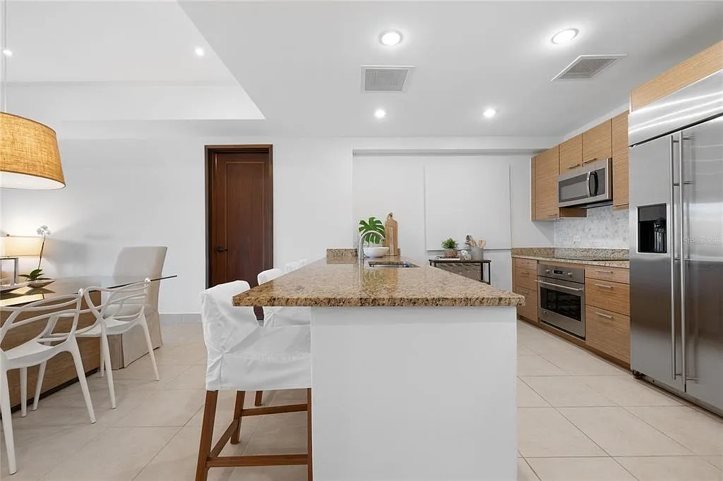2 bed, 3.0 bath, 1829 sqft, $13,995 — Photo 4