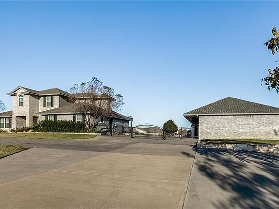 4th image of 390 Holland Ct