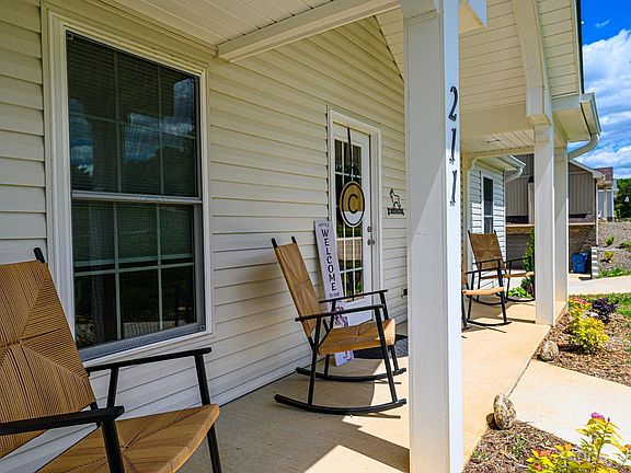 2nd image of 211 Taylor Cir