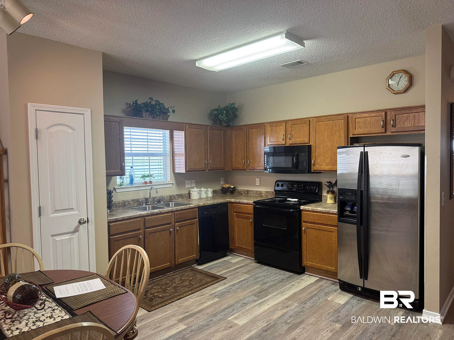 3 bed, 2.0 bath, 1335 sqft, $2,200 — Photo 3